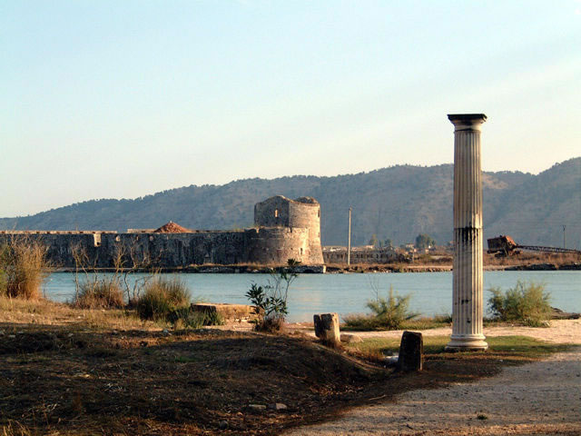 Castle of Ali Pasha in Albania facing mountains.jpg